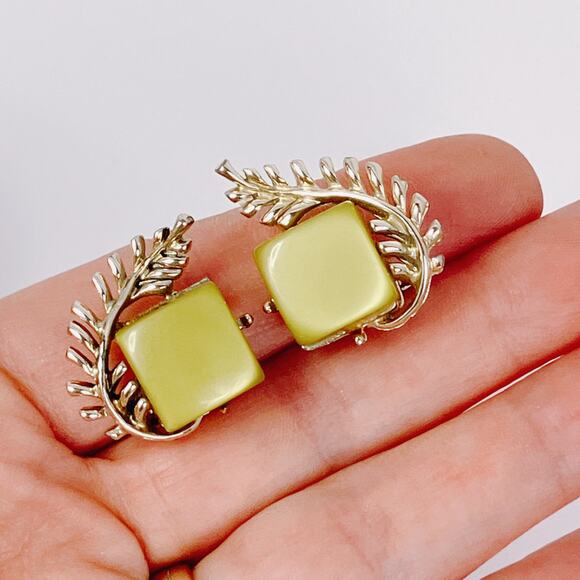 Vintage Signed Coro Earrings Mid Century Thermoset Lucite Clip On 50s Chartreuse - Picture 3 of 12